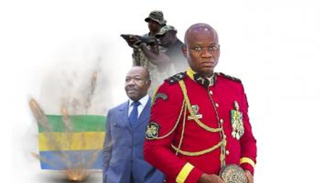 الجنرال نغيما قائد المجلس العسكري الجديد بالغابون وإلى يمينه علي بونغو