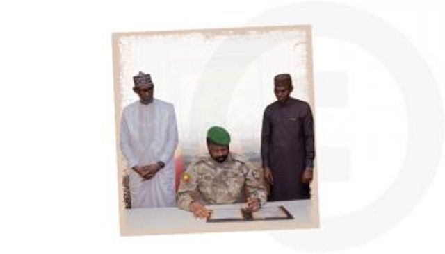 لحظة توقيع أسيمي غويتا على اتفاقية التحالف