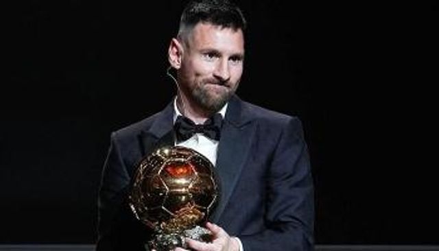 ليونيل ميسي يحمل جائزة الكرة الذهبية 2023