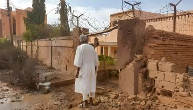 مواطن سوداني يشاهد أثار الدمار نتيجة الحرب 