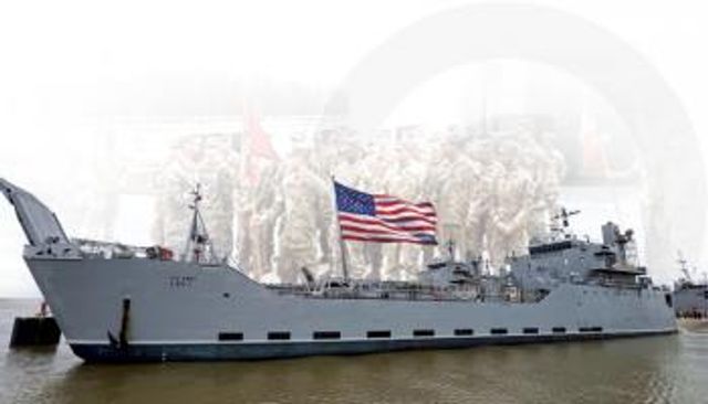 فلسطينيون ينتظرون الحصول على الطعام في غزة