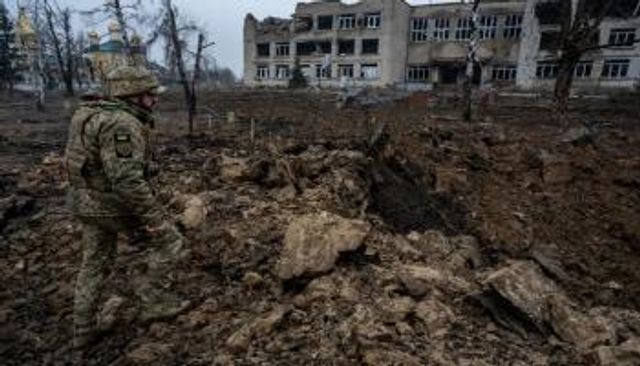 جندي أوكراني يتفقد الدمار الناجم عن قنبلة مجنحة