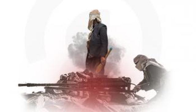 مسلحون حوثيون يرفعون صور زعيم المليشيات - أرشيفية