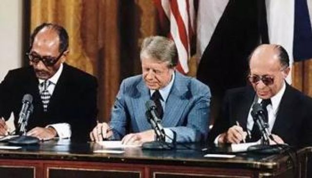 السادات وبيغن وكارتر خلال توقيع الاتفاقية
