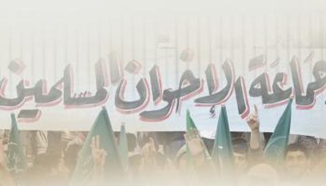 لافتة لعناصر إخوانية مكتوب عليها شعار التنظيم