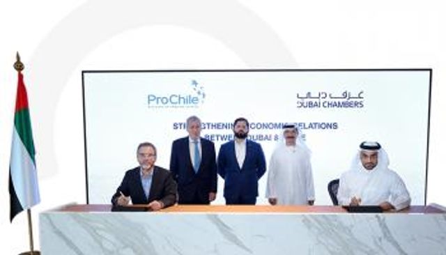 جانب من توقيع مذكرة التفاهم بين غرف دبي و«برو تشيلي»