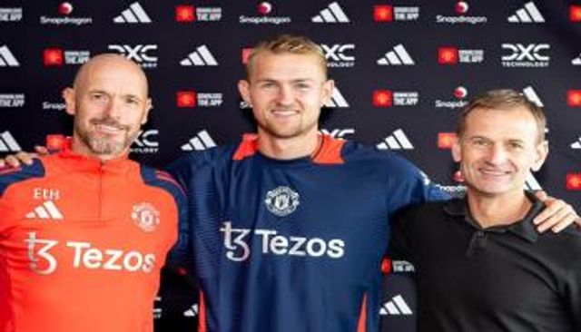 دي ليخت ينتقل إلى مانشستر يونايتد