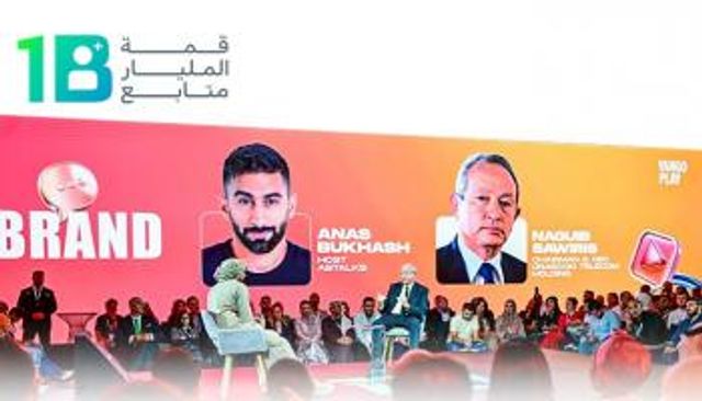 نجيب ساويرس خلال الجلسة في قمة المليار متابع