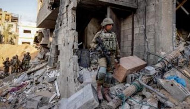 جنود إسرائيليون وسط الركام في غزة