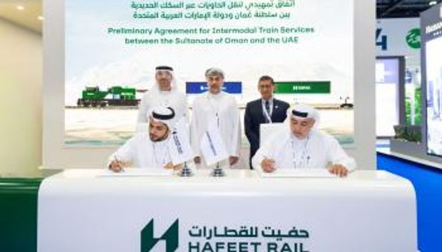 جانب من توقيع الاتفاق 