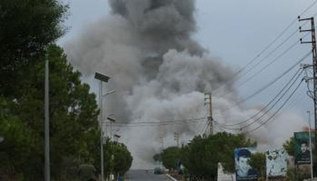 دخان يتصاعد من موقع غارة إسرائيلية جنوب لبنان