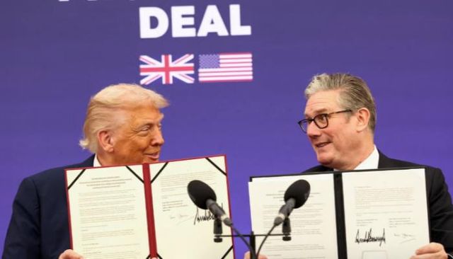 الأحمد يدفع الإرهابي أرضا بعدما تمكن من سحب سلاحه