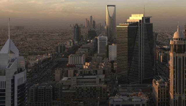 الأحمد يدفع الإرهابي أرضا بعدما تمكن من سحب سلاحه