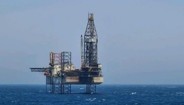 الأحمد يدفع الإرهابي أرضا بعدما تمكن من سحب سلاحه