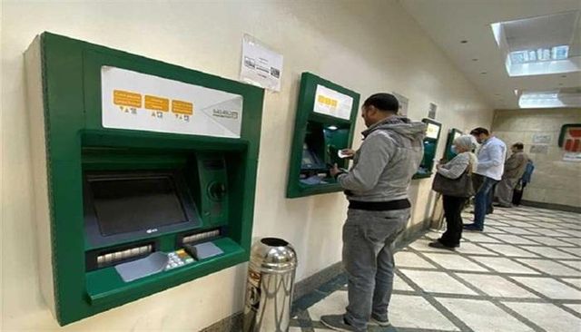 الأحمد يدفع الإرهابي أرضا بعدما تمكن من سحب سلاحه