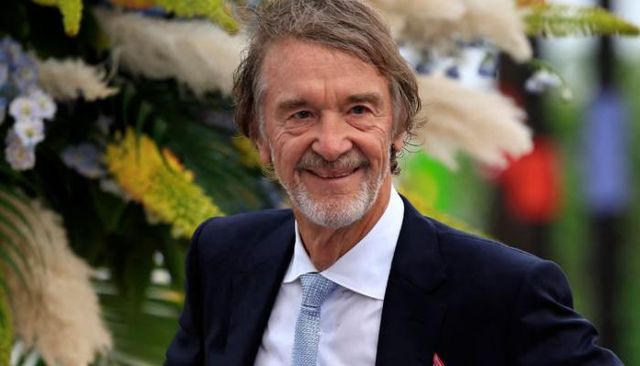 الأحمد يدفع الإرهابي أرضا بعدما تمكن من سحب سلاحه