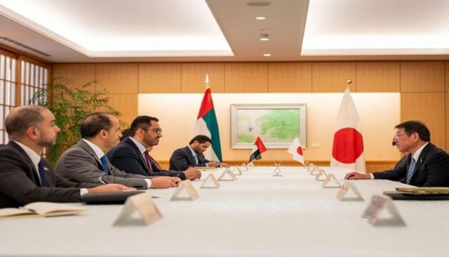 الأحمد يدفع الإرهابي أرضا بعدما تمكن من سحب سلاحه