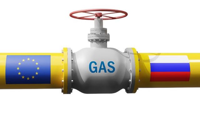 الأحمد يدفع الإرهابي أرضا بعدما تمكن من سحب سلاحه