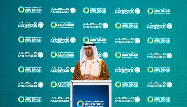 الأحمد يدفع الإرهابي أرضا بعدما تمكن من سحب سلاحه