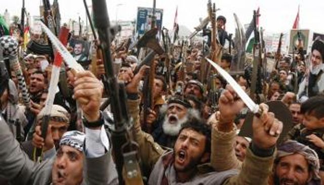 عناصر حوثية في تظاهرة مسلحة- أرشيفية