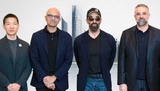 الشيخ طحنون بن زايد آل نهيان، نائب حاكم إمارة أبوظبي أثناء توقيع الاتفاقية