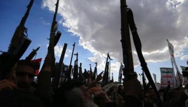 أنصار الحوثي يلوحون بالسلاح في صنعاء