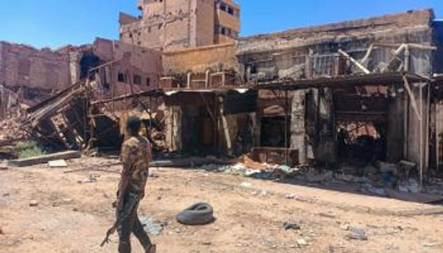 مقاتل موال للجيش في أحد شوارع الخرطوم- الفرنسية