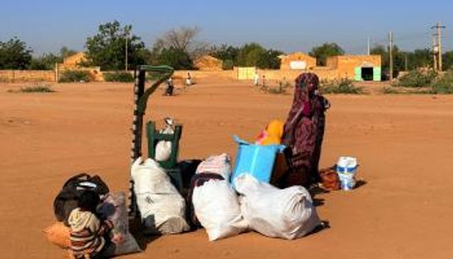 نازحة سودانية وابنها في مدينة ود مدني بولاية الجزيرة