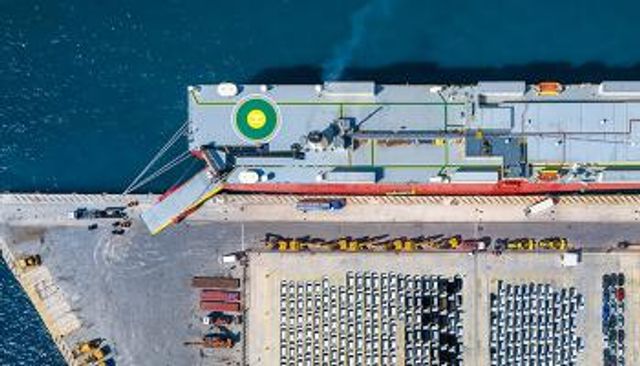 شركات السيارات بين نار الرسوم وتكاليف الشحن