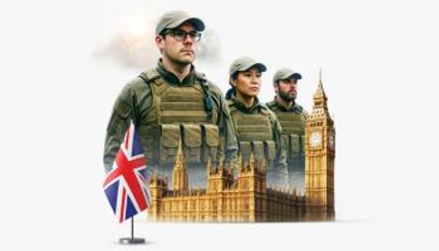 وزير الدفاع البريطاني جون هيلي مع قادة الجيش