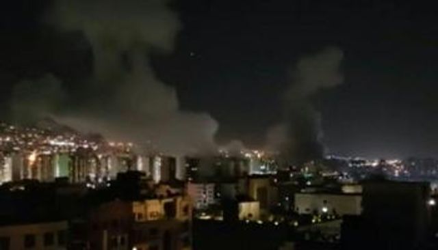 دخان يتصاعد جراء ضربة إسرائيل على إيران