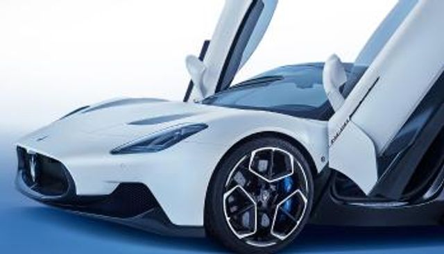 الكهرباء تصطدم بالفخامة.. شركات النخبة تبطئ خطواتها نحو المستقبل