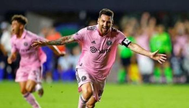 ميسي يحتفل مع انتر ميامي