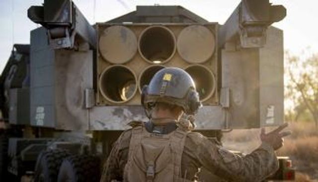 جندي يقف خلف منصة إطلاق منظومة دفاع جوي