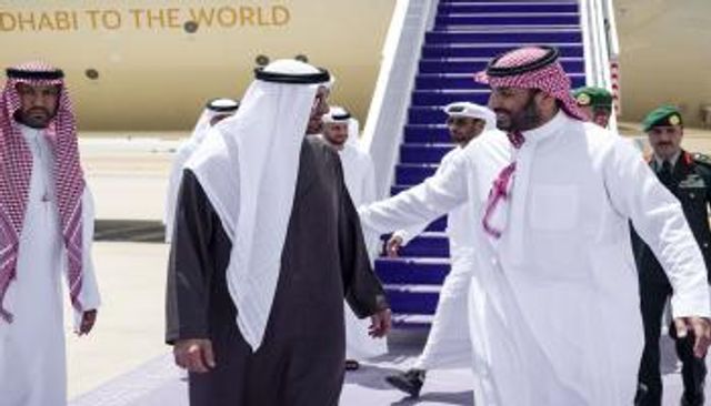 الشيخ محمد بن زايد آل نهيان لدى وصوله إلى السعودية
