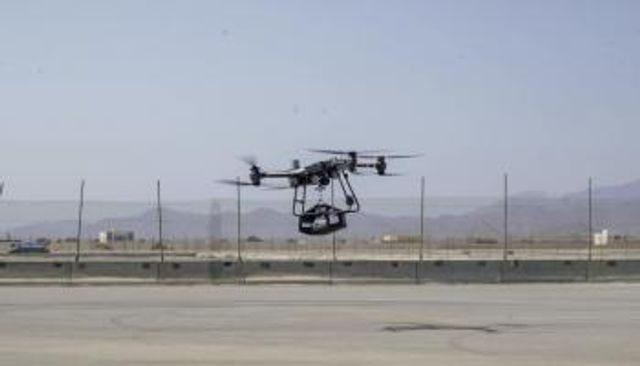 أول شحن جوي بطائرة مسيرة من مطار مدني إلى منصة بحرية  