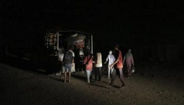 عائلة أبو جراد وهي تنزح ليلا