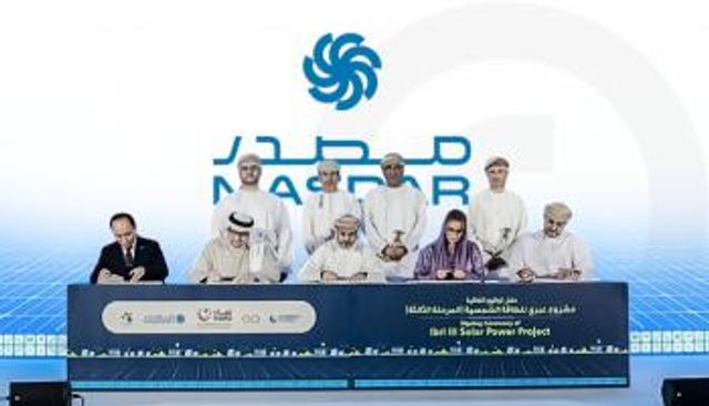 جانب من توقيع اتفاق تطوير محطة شمسية بعمان