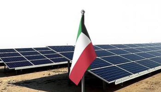 محطة طاقة شمسية وعلم الكويت - تعبيرية