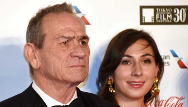 تومي لي جونز  وابنته