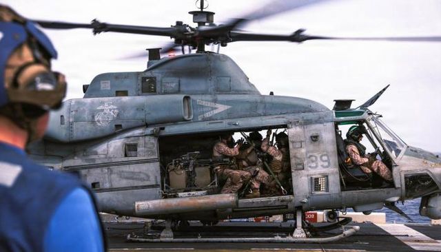 جنود أمريكيون يصعدون على متن طائرة UH-1Y Venom