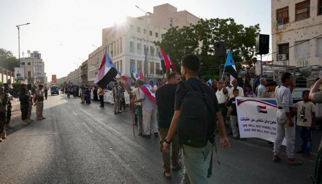 محتجون بشارع المعلا الرئيسي في عدن