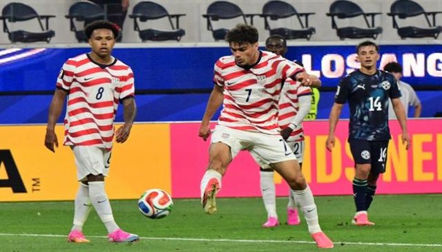 لاعب خط الوسط الأمريكي رقم 7 جيوفاني رينا يسيطر على الكرة 