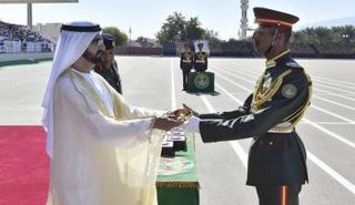 الشيخ محمد بن راشد يكرم عدد من الخريجين المتفوقين