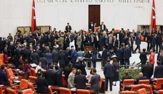 نواب البرلمان التركي خلال جلسة التصويت 