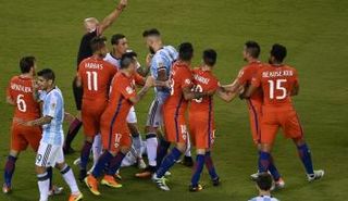 لحظة طرد مدافع تشيلي مارسيلو دياز