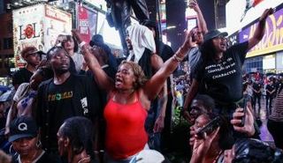 تصاعد العنف في أنحاء الولايات المتحدة