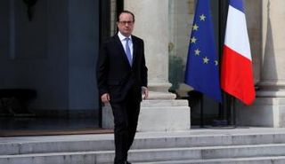 الرئيس الفرنسي يغادر قصر الإليزيه متوجهًا إلى نيس