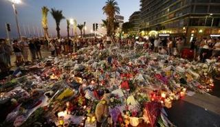 تضامن بالشموع مع ضحايا نيس