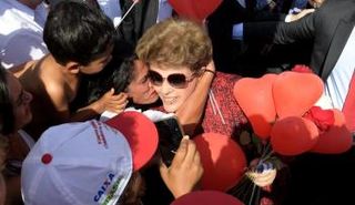 الرئيسة البرازيلية السابقة ديلما روسيف وسط أنصارها